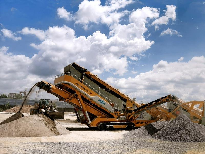 Crawler type mobile crushing plant